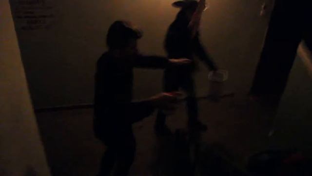 изгнание бомжа из подъезда смотреть онлайн