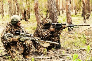 Снайперы вид от первого лица, прикрытие действия группы специального назначения по захвату опорника