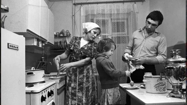 Пережили ЛИХИЕ 90-е: как справлялись С ЖЁСТКОЙ нищетой НАШИ мамы и бабушки, ЭКОНОМИЛИ на ВСЁМ! смотреть онлайн