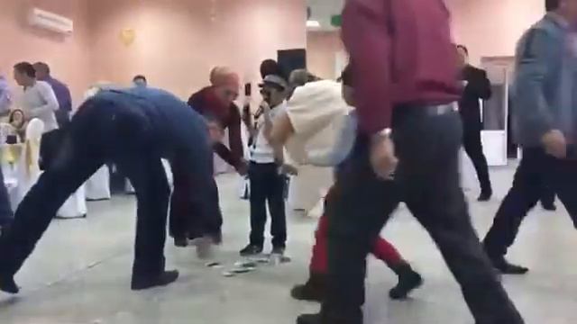 Прекрасно поет смотреть онлайн