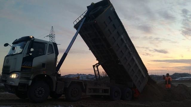 01.12.2022 FAW J6 8*4 Выгрузка песка смотреть онлайн