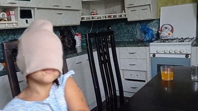 Алина выбирает вкусную еду, но и чеснок пришлось тоже есть. смотреть онлайн
