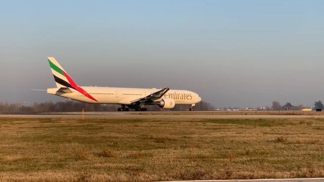 Emirates Boeing 777-300ER At Bologna (BLQ) смотреть онлайн