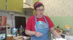 Пеку блины для любимого мужа и жду его с работы.Продаю помидоры и мед.