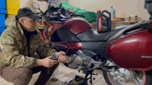 Honda Deauville NT 700 - Замена масла в двигателе.