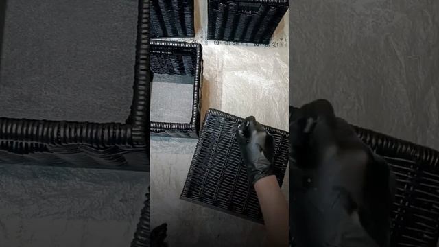 Черная корзина для белья в ванную. Плетёный короб для хранения. Корзина в стеллаж. Декор для дома смотреть онлайн