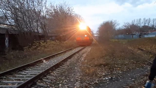 Тепловозы ЧМЭ3-2568 и ТГМ4-1922 едут по трущобам близ ст. Старопролетарская