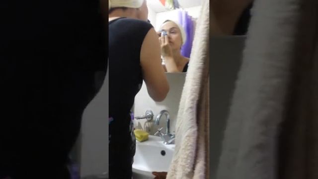 Снятие макияжа косметической салфеткой от компании Гринвей. смотреть онлайн