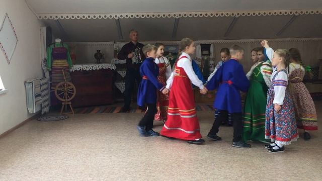 "Весняночки" (мл. группа). Песня " Как по улице Ванюша" смотреть онлайн