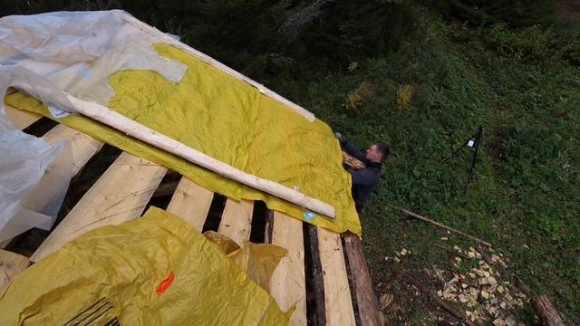 Изба в лесу | Закрыли крышу от дождя | Плов на костре