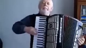 Под небом Парижа аккордеон