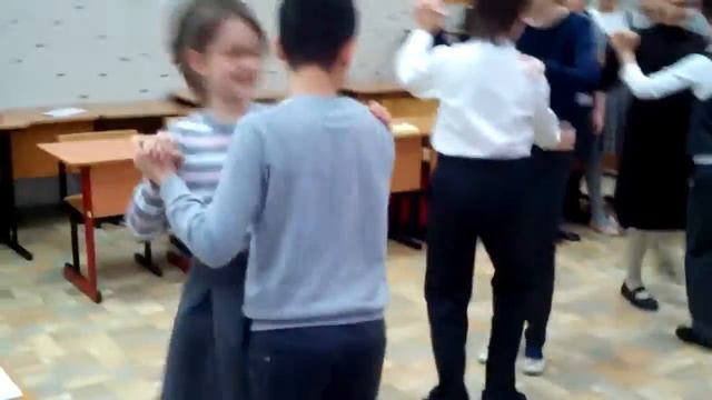 4а в 2015 году. 8 марта мальчики поздравляют девочек смотреть онлайн