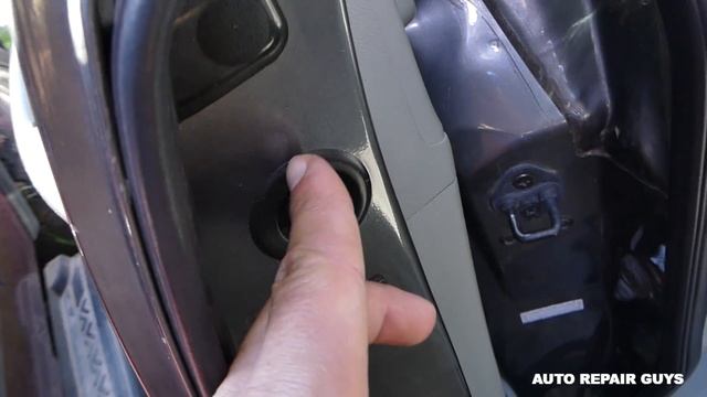 HOW TO LUBRICATE SLIDING DOORS ON VAN demonstrated HONDA ODYSSEY смотреть онлайн