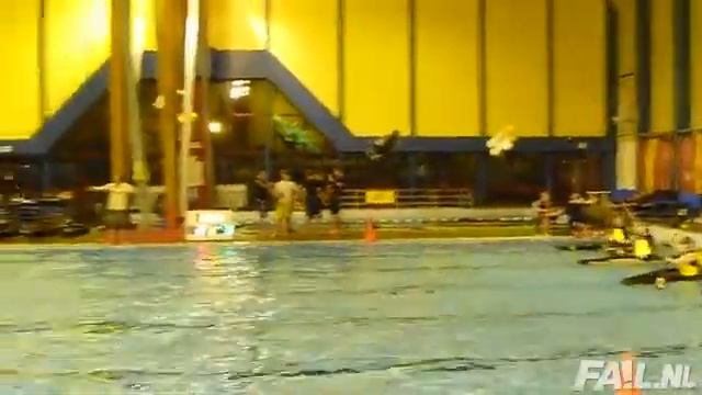 Accident impressionnant lors d'un match de Canoë Polo смотреть онлайн