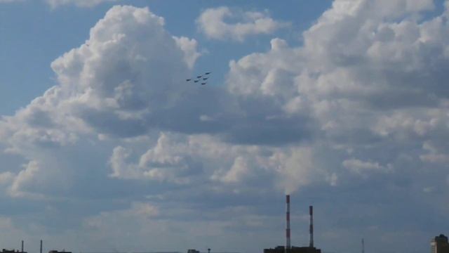 Полет "Стрижей" над Кемеровом. Видео: Лариса Маруцак. смотреть онлайн