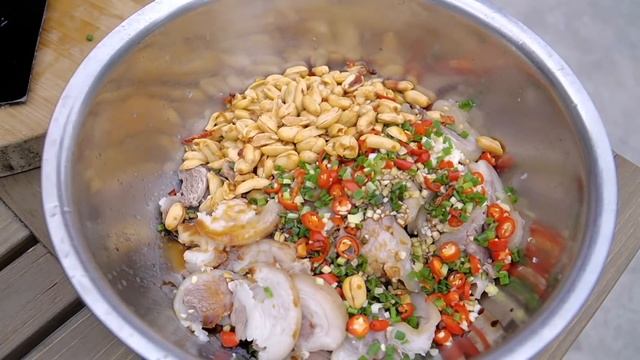 秋妹買一整個豬腳，煮的耙耙的，特製方法涼拌一下，夏天就要吃爽口菜！ 【顏美食】 смотреть онлайн