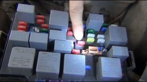 Замена предохранителя топливного насоса в автомобиле KIA - Spectra.