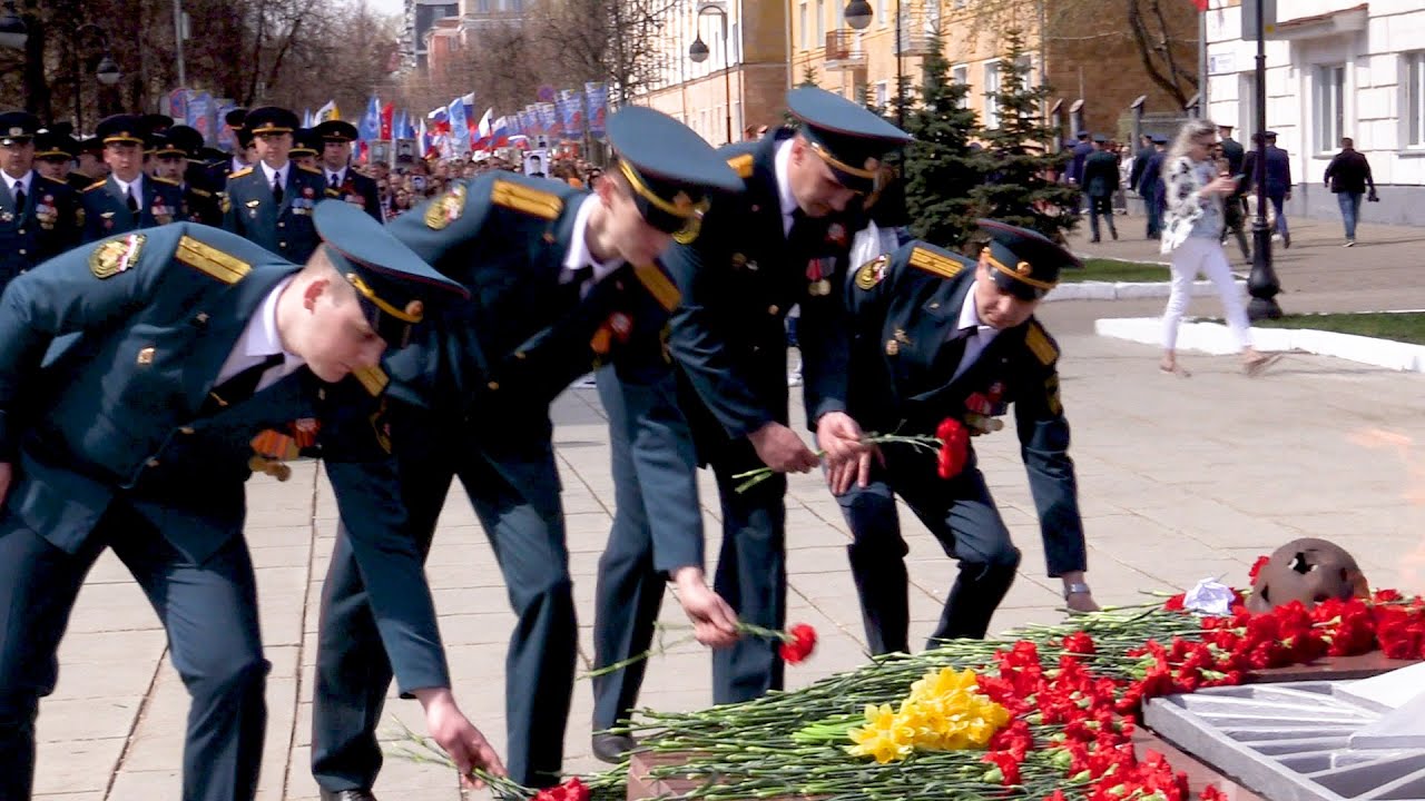 Мы помним подвиг ваш, герoи, вы вечно в памяти людской! смотреть онлайн