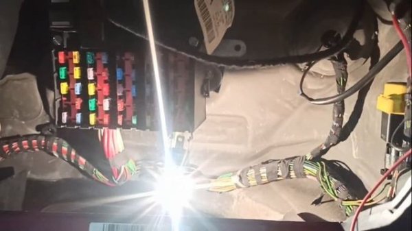 Ford Fusion перегорает предохранитель на габариты и подсветку номера.