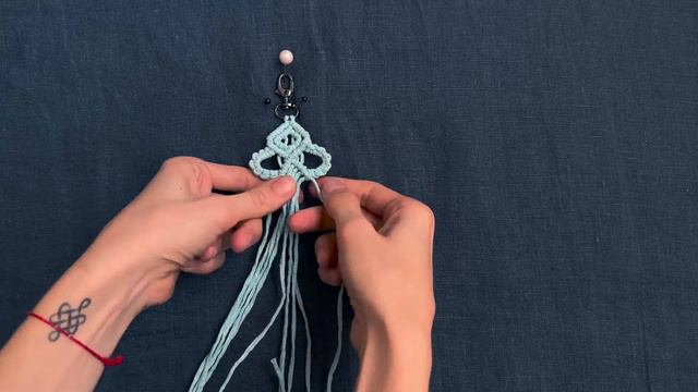 Плетём брелок, МК. смотреть онлайн