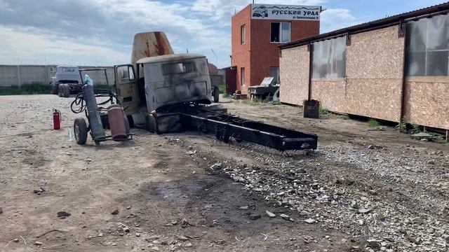 Производим замену шасси автокрана Урал смотреть онлайн