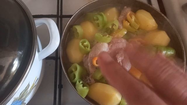 ВОСКРЕСНЫЙ ЗАВТРАК С ИНДЮЩАТИНОЙ ТУЩЕНОЙ С КАРТОФЕЛЕМ И СЛАДКИМ ПЕРЦЕМ ! НА ГАРНИР ЦВЕТНЫЕ МАКАРОНЫ