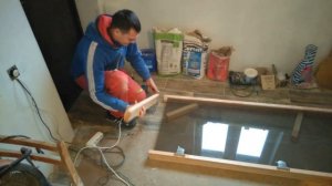 Лайфхак как переделать стеклянную дверь в баню с правой на левую.