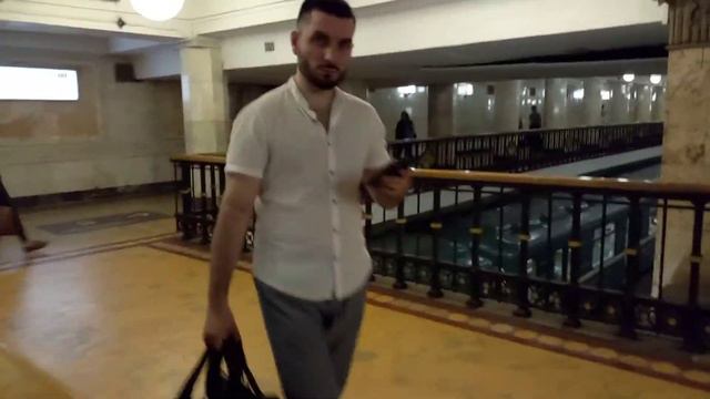 Метро взращивает в нас скромность? Но, говорят миллионеры иногда ездят в метро. смотреть онлайн