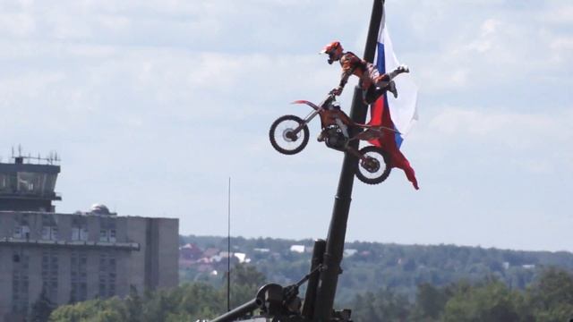Танки 2012. 20 - Трюки от байкеров смотреть онлайн
