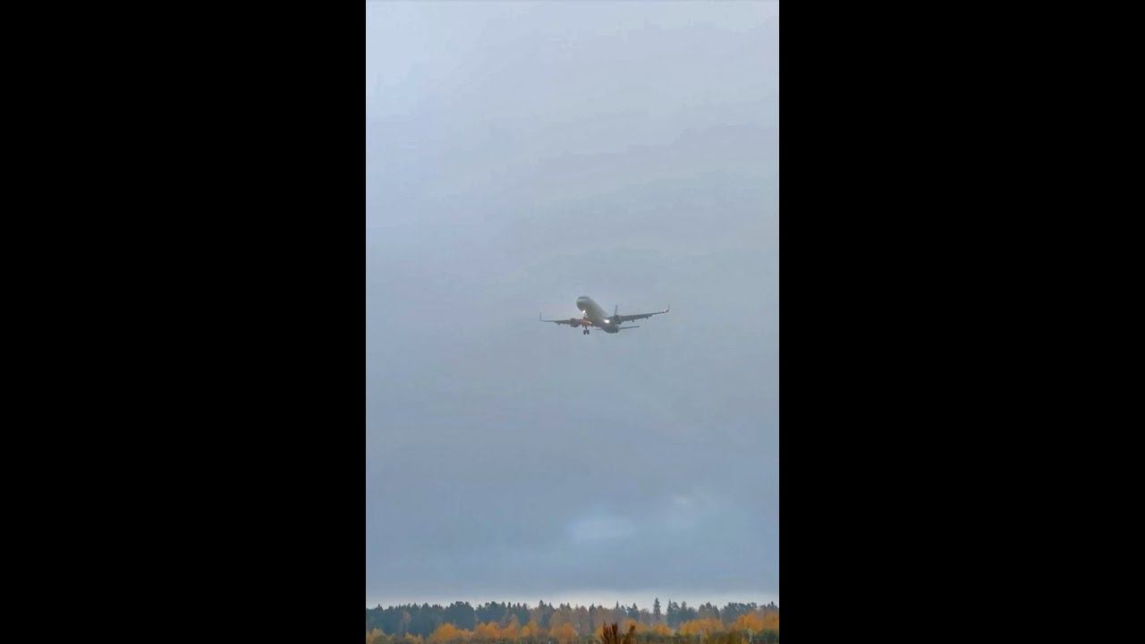 Туманный рассвет в Шереметьево. Октябрь, 2022. +4 по Цельсию #shorts #aviation смотреть онлайн