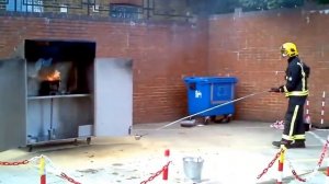 Вот почему нельзя тушить горящий жир водой