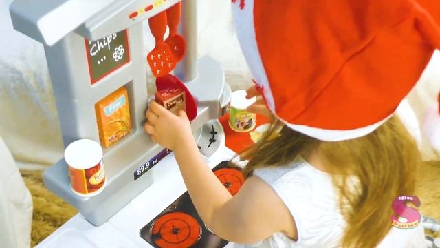 Саша и папа открывают игровой набор детская кухня смотреть онлайн