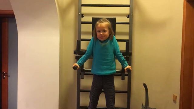 Как я занимаюсь на шведской стенке. смотреть онлайн
