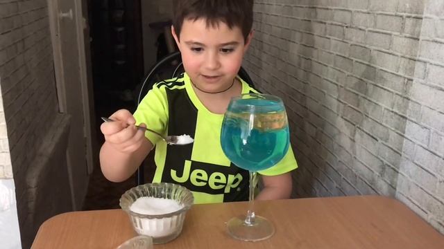 Домашний эксперимент "Лампа лава" смотреть онлайн