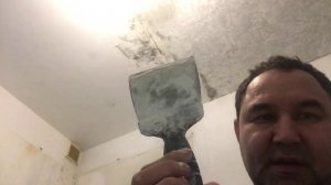 Очистить потолок от побелки