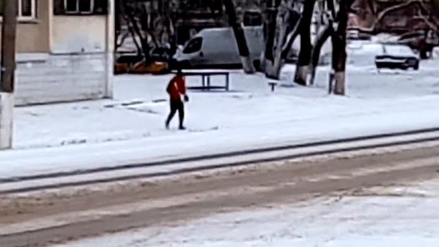 Вместо сумки колонка.Слушает музыку на всю улицу. смотреть онлайн