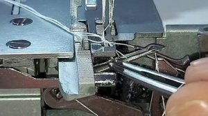 Почему постоянно рвет нить нижнего петлителя на оверлоке