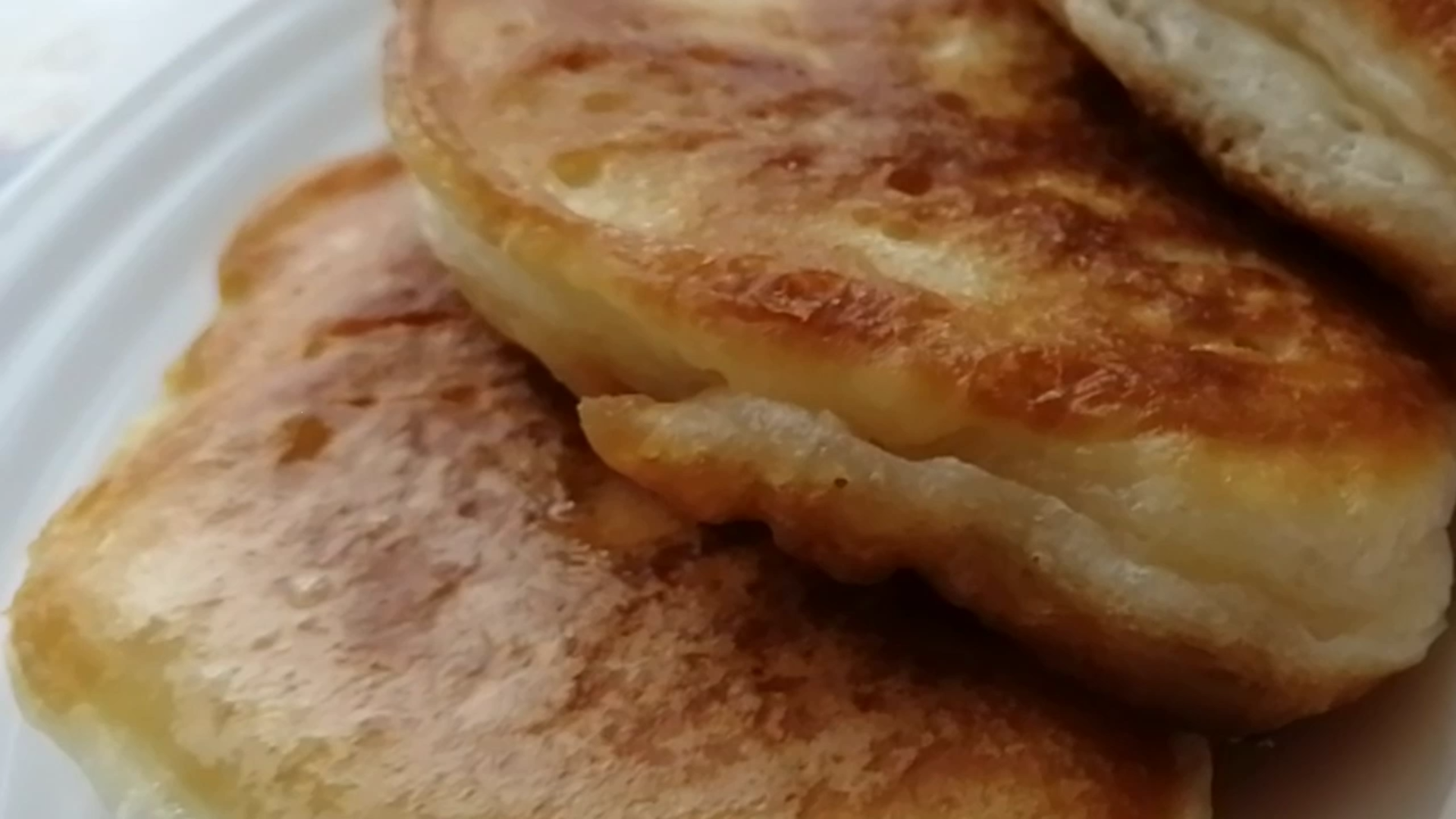 Нежные оладьи на кефире без дрожжей. Простой и вкусный завтрак родом из детства.