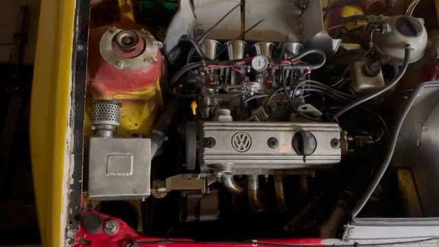 Polo Saugmotor 1,3 Liter Draufsicht vom Motorraum auf dem Leistungsprüfstand смотреть онлайн