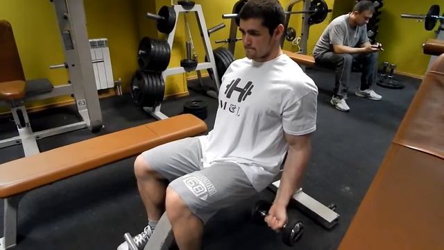 Сгъване с дъмбели за бицепс от седеж