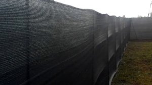 Забор из фасадной сетки и ветер