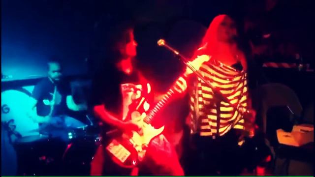 The Dolly Adlers - Headless Dress (Vrankrijk 19102018) смотреть онлайн