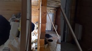 Как выпрямить стену из бруса