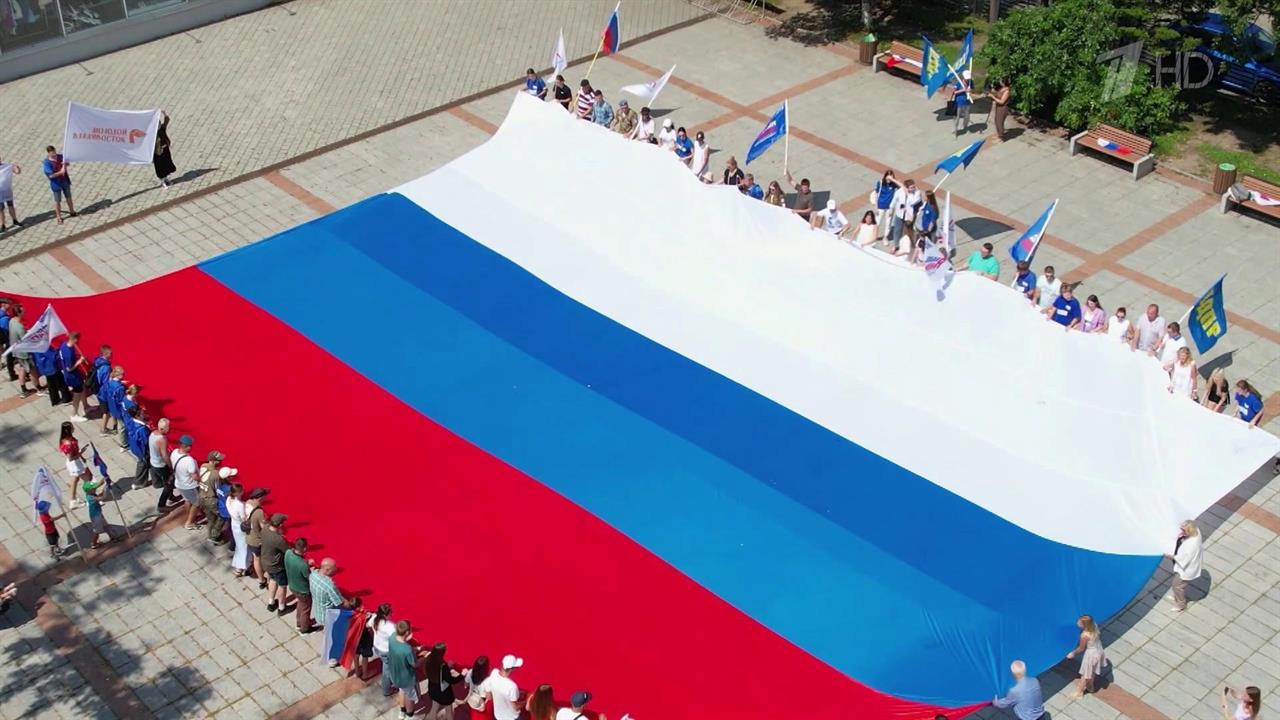 В День государственного флага акции прошли по всей стране в том числе и в новых регионах