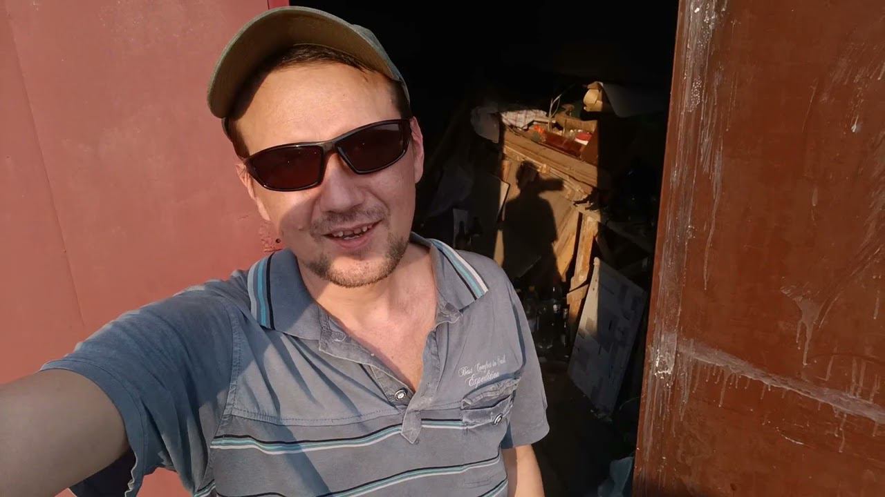 ОТец починил дырявую шиферную крышу