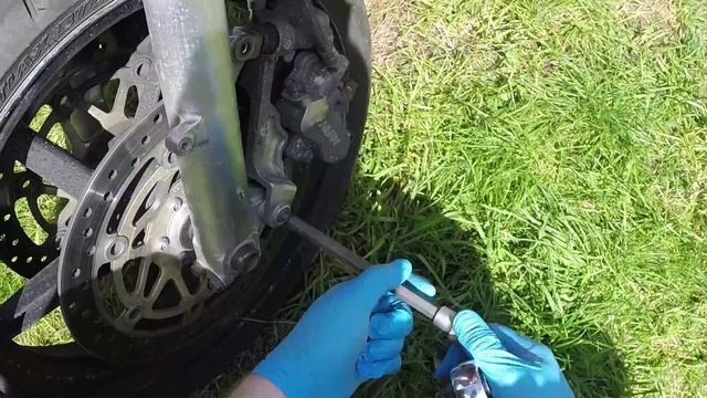 How To Remove A Front Wheel From a Honda VFR 800 смотреть онлайн