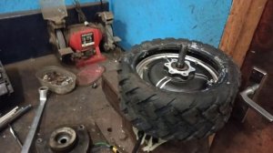 2.Второй день устанавливаем покрышку на мотор колесо.