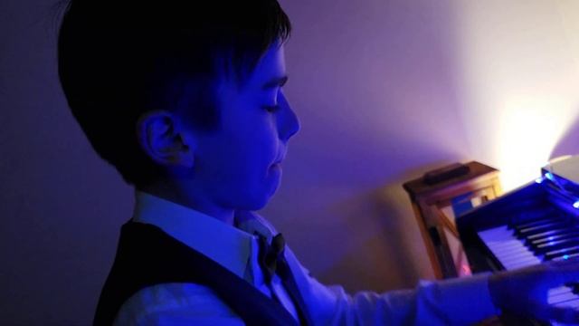 Игра на фортепиано которая впечатляет! Мальчик в 12 лет не перестает удивлять. смотреть онлайн