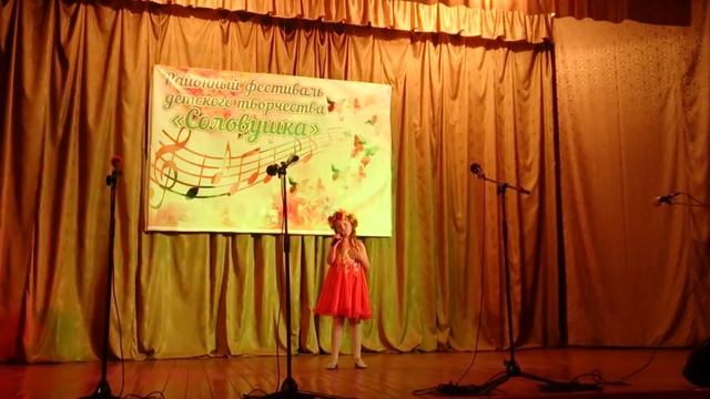 Саша Меренкова поёт песню: "У моей России длинные косички". смотреть онлайн