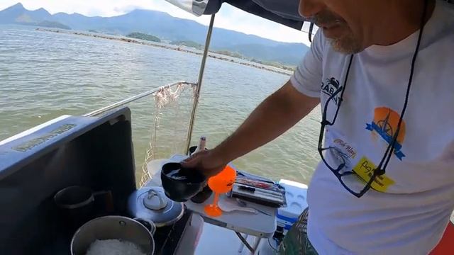 Como preparar um sushi fácil! Receita completa com passo a passo! Vida à bordo de caiaques! смотреть онлайн